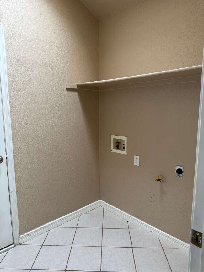 Building Photo - "Charming 3-Bed, 2-Bath Oasis in El Paso -...