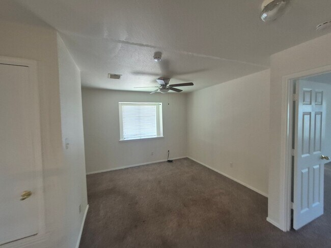 Building Photo - Spacious 3 bd home in a wonderful community.