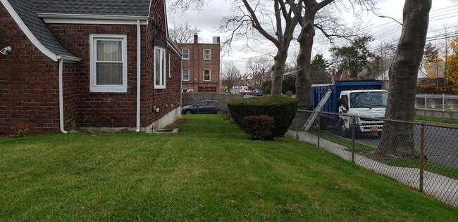 Building Photo - Laurelton