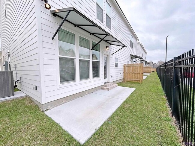 Building Photo - NEW Townhouse near LSU Available July 2025