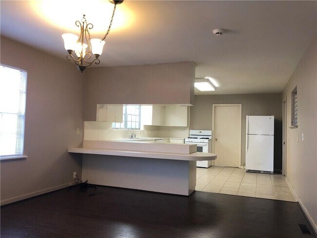 Building Photo - 1601 N Sang Ave