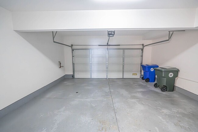 Building Photo - Creekside 3 Bedroom Townhome for Rent in V...