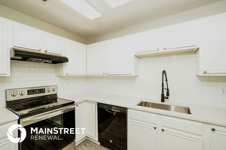 Building Photo - 4201 S Coral Springs Dr