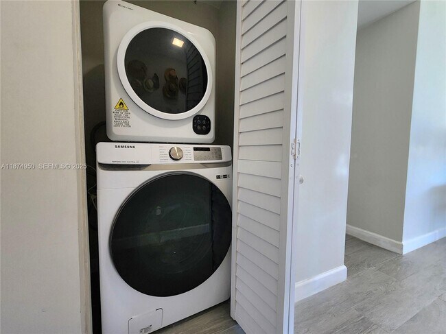 Building Photo - 3505 S Ocean Dr