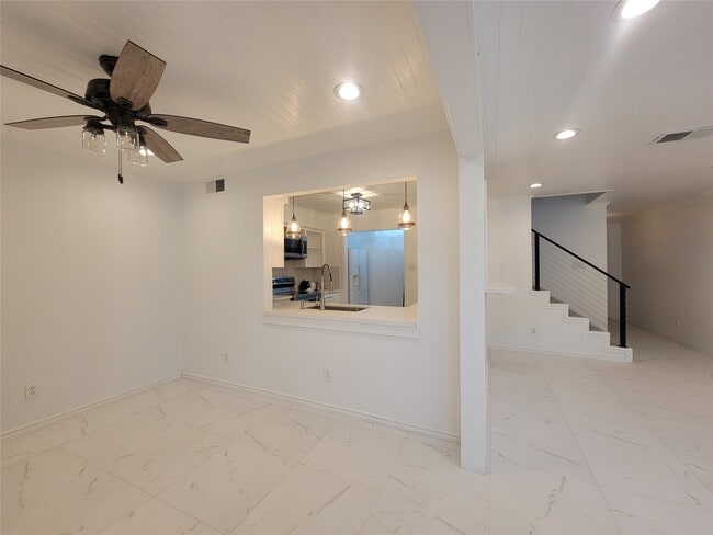 Building Photo - 1808 Saxony Ln