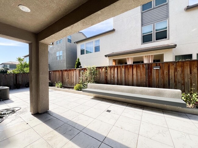 Building Photo - Newer Spacious 5 Bedroom Home Located in C...