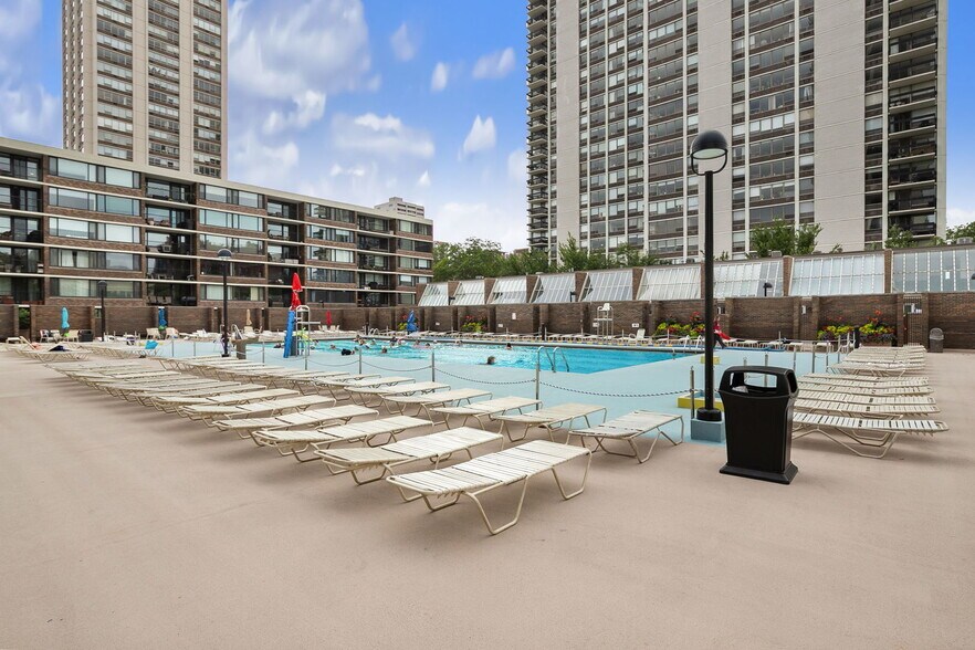 Building Photo - 1460 N Sandburg Ter