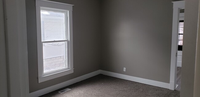 Building Photo - 3 bedroom 2 bath