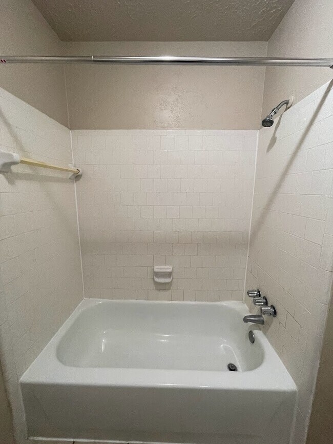 Building Photo - 2126 Collingsfield Dr