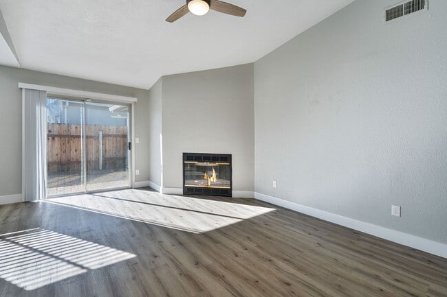 Building Photo - 7936 Sunrise Greens Dr