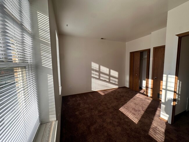 Building Photo - 590 Parkview Dr