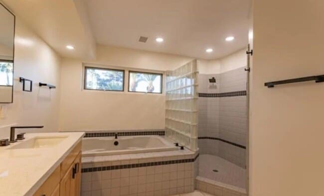 Building Photo - 5240 E Cholla St