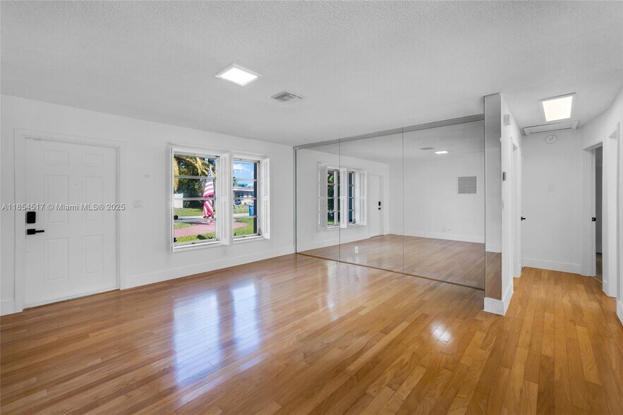 Building Photo - 2020 NW 33rd Ct