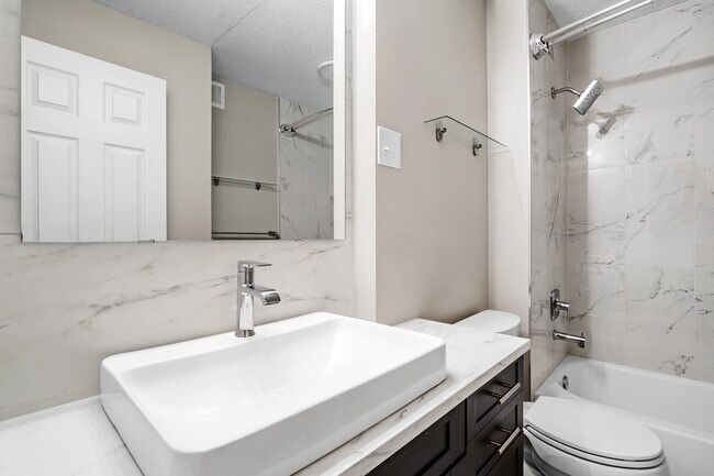 Building Photo - 809 W 40th St