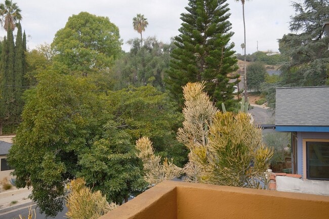 Building Photo - Serene 2bed /1 Bath Spanish Hideaway in He...