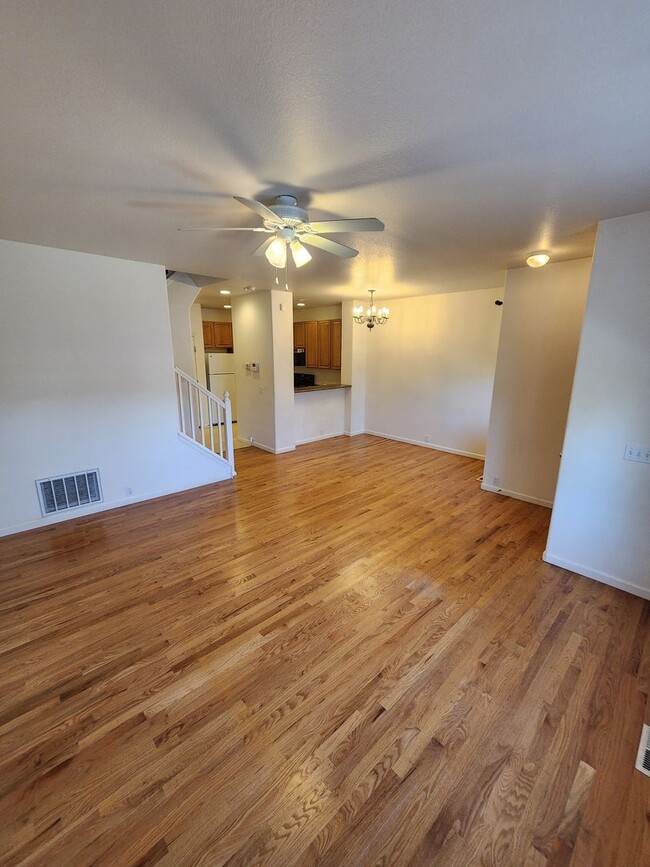 Building Photo - Beautiful Townhome