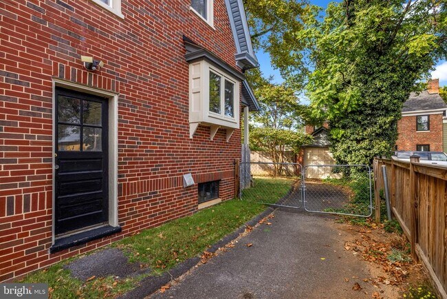 Primary Photo - 420 W Cork St