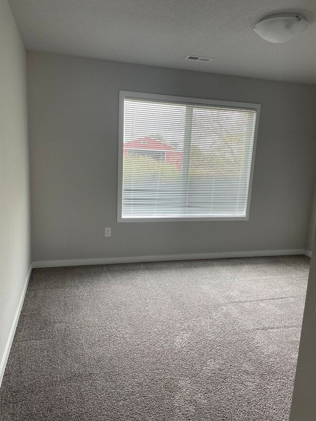 Building Photo - 3 bedroom 3 bathroom Single-Family Home in...