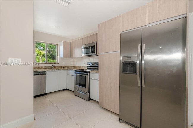 Building Photo - 811 NW 3rd Ave