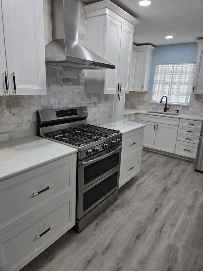 Building Photo - REMOLEDED WITH AWESOME KITCHEN