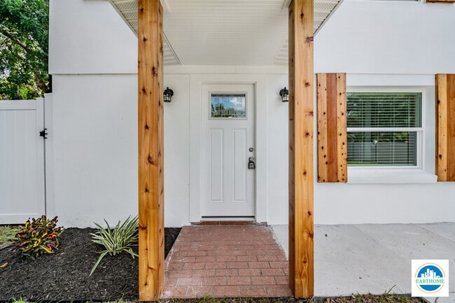 Building Photo - 3226 6th Ave S