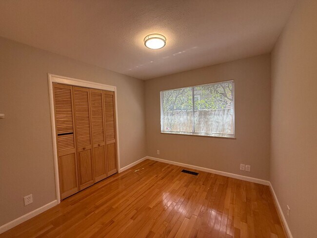 Building Photo - 5536 Fern Dr