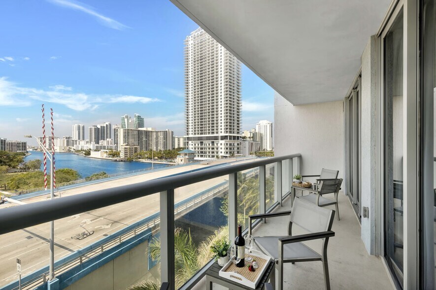 Building Photo - 2602 E Hallandale Beach Blvd