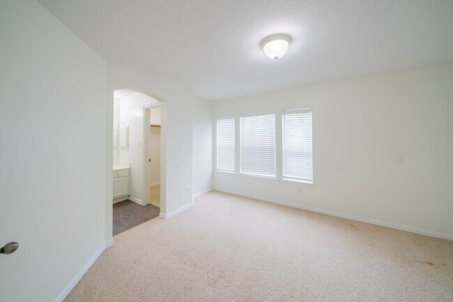 Building Photo - 1415 Sue Barnett Dr