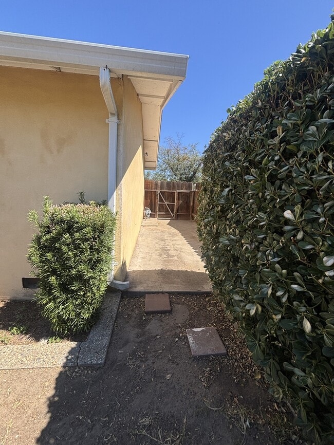 Building Photo - 2220 Jeanine Dr