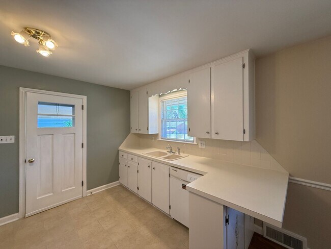 Building Photo - 1407 Capri Rd SW