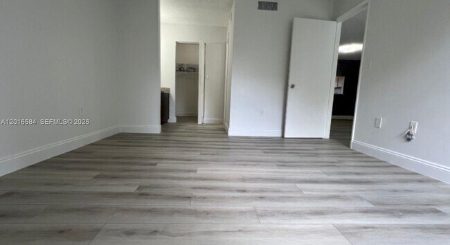 Building Photo - 8885 Fontainebleau Blvd