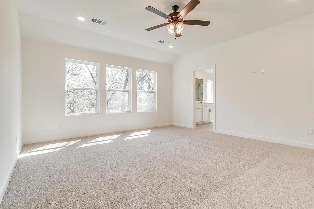 Master bedroom - 4524 Hogans Alley Dr