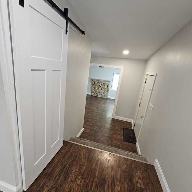 Building Photo - Duplex - 2 Bedroom, 2 Full Bathrooms and a...