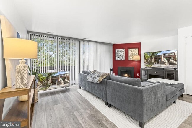 Building Photo - 2216 S Quincy St