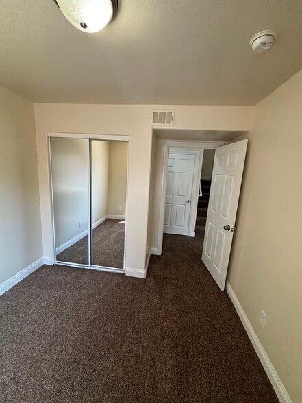 Building Photo - 204 W 78th St