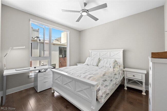 Building Photo - 1240 W 70th St