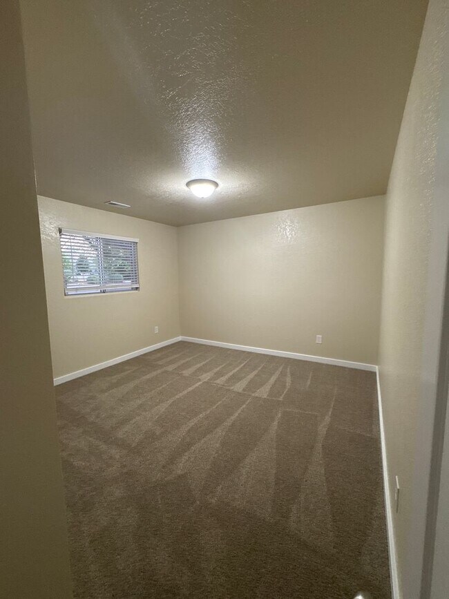 Building Photo - 75 E 860 S