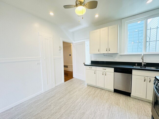 Building Photo - Bernal/Mission/Noe: Updated Flat w/ Shared...