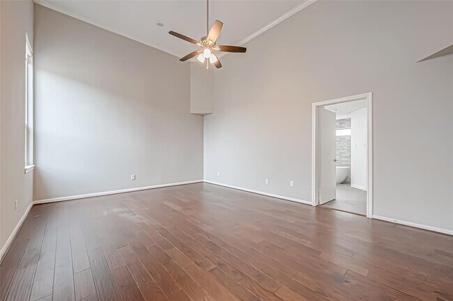 Building Photo - 2527 Potomac Dr