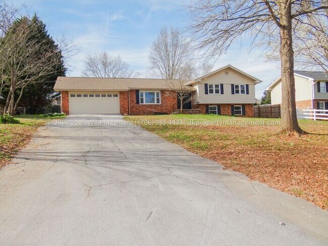 Building Photo - East Brainerd House with Fenced in Yard!