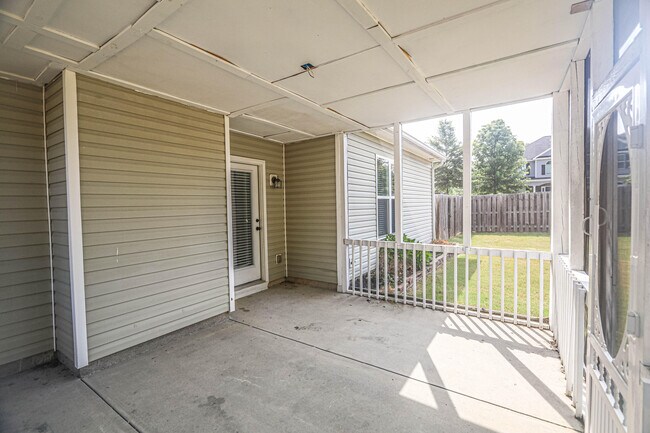 Building Photo - 479 Sebastian Dr