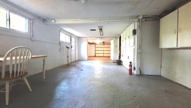 Building Photo - 412 Meadow Ln