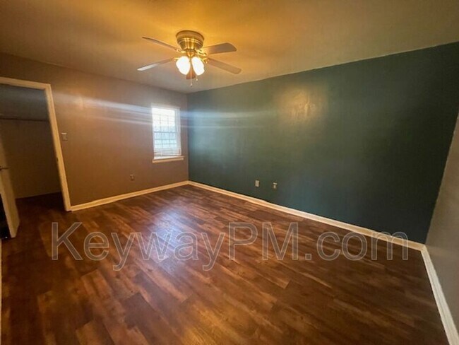 Building Photo - 3933 Miramar Dr Ext