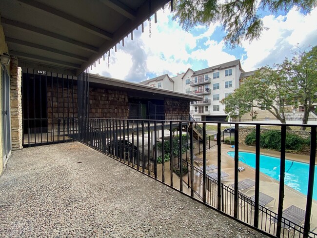 Building Photo - Beautiful Two Bed Two Bath Condo in the Pl...