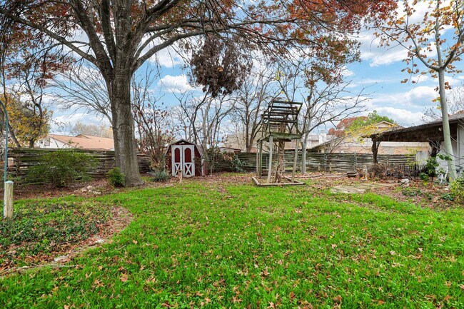 Building Photo - ***MOVE-IN SPECIAL: TWO WEEKS FREE***Single-Story Retreat with Versatile Spaces in Established Ne...