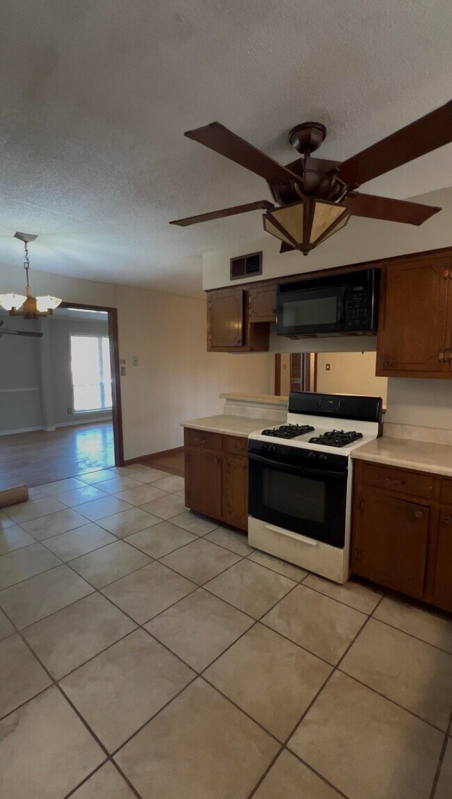 Building Photo - 3611 Naylor Dr
