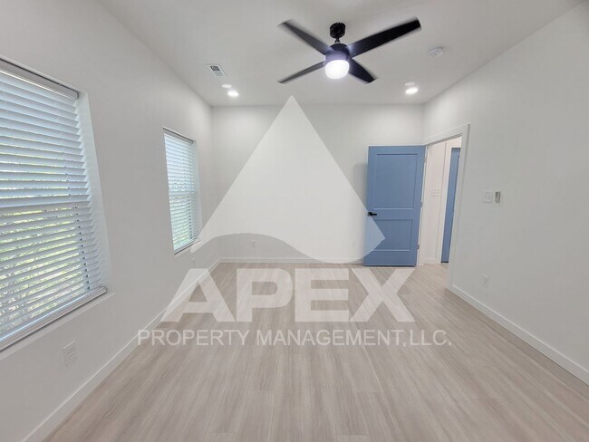 Building Photo - 3 Bd - 2 Ba Single family home mins from D...