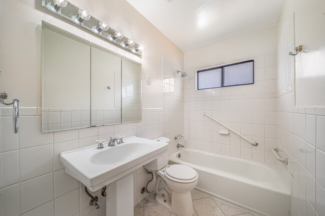 Building Photo - 1618 S Meeker Ave