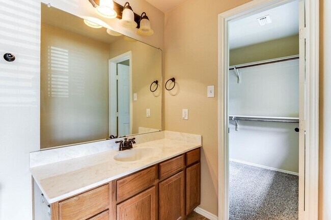 Building Photo - NICE 3 BEDROOM 2.5 BATH TOWNHOUSE LOCATED ...