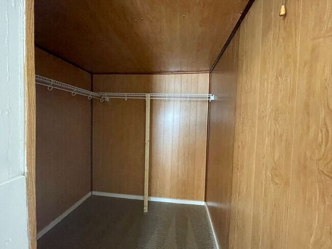 Building Photo - UNCG area with 3 bedrooms and 1 bath, Cent...